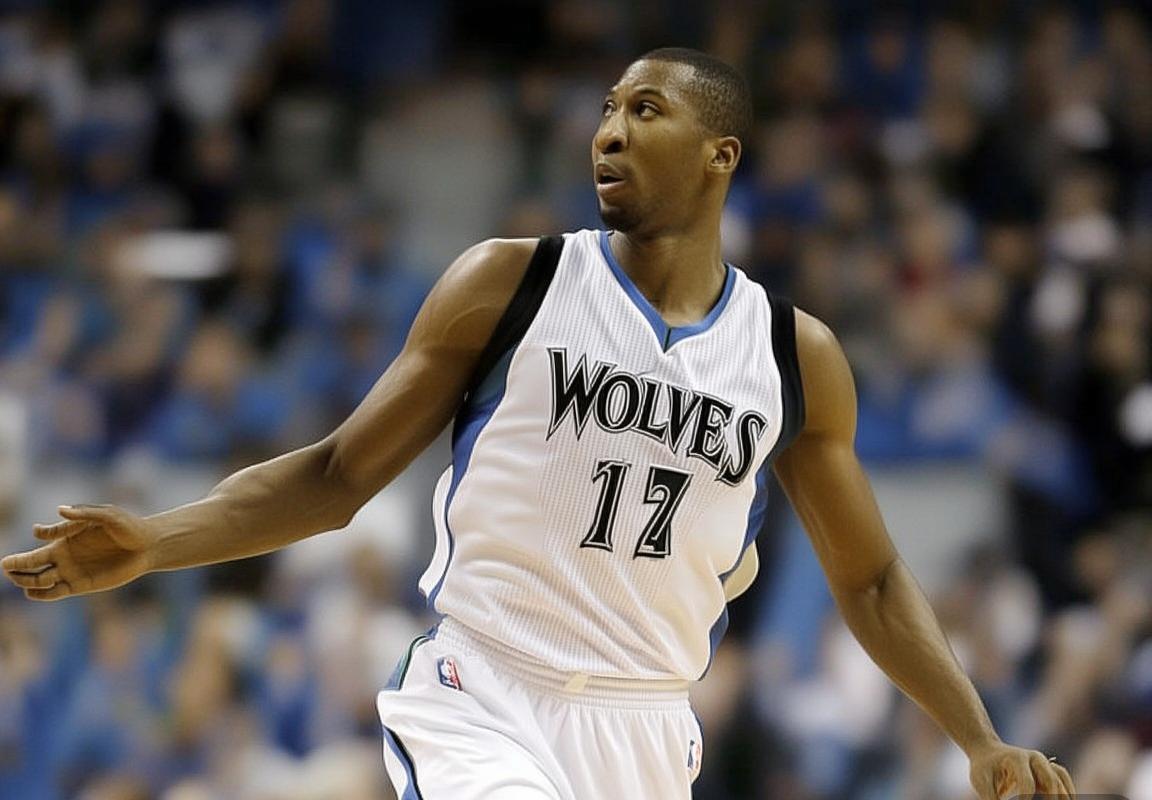 明尼苏达森林狼逆转密尔沃基雄鹿，爱德华兹关键爆发，戈贝尔创里程碑，库兹马空砍两双