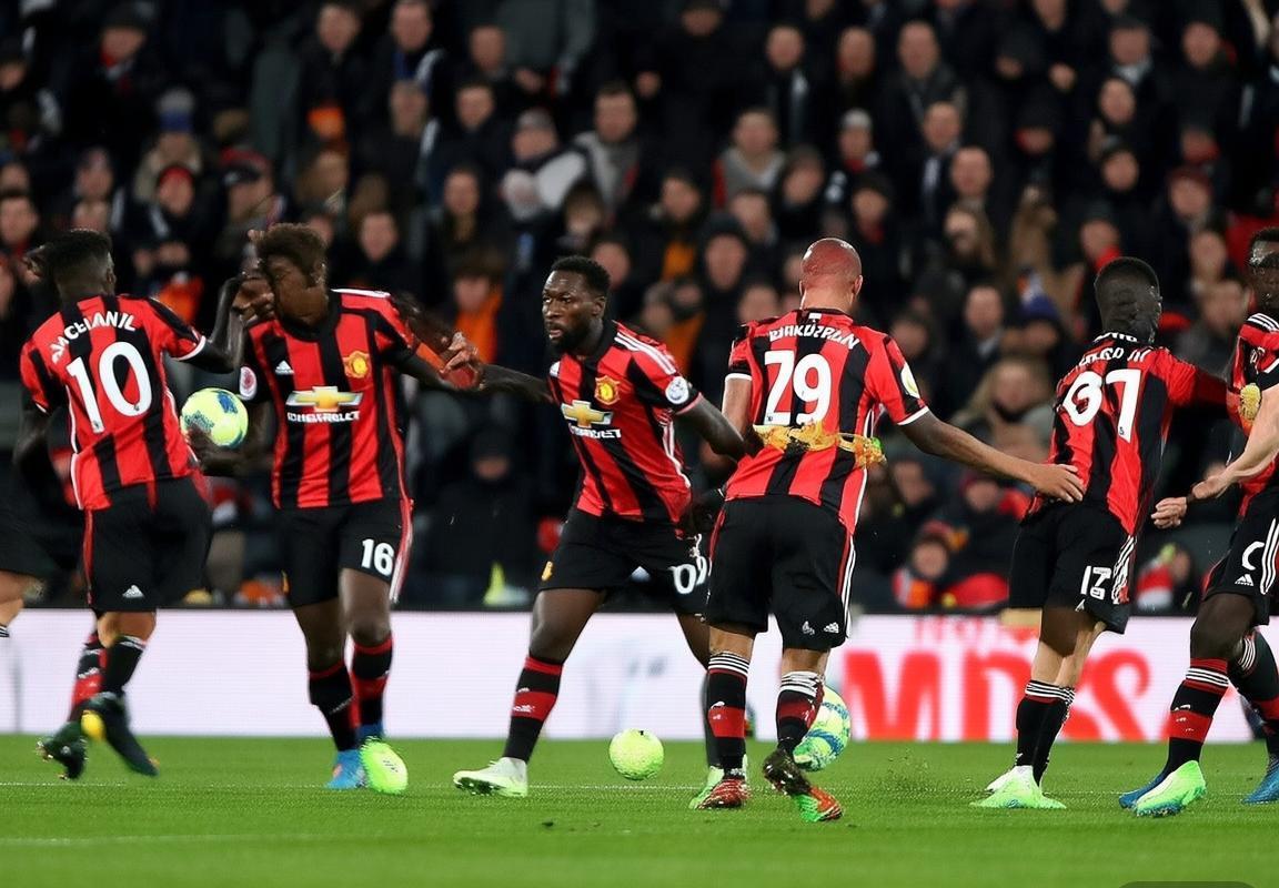 英超曼联vs伯恩茅斯：中场压迫对决，运动战胶着下定位球战术或成胜负手